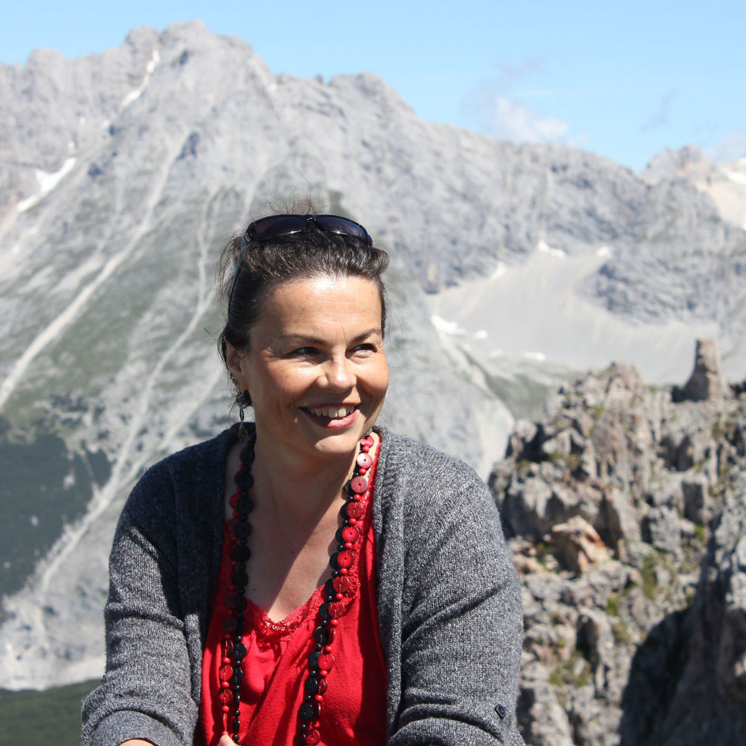 Gerda Ulrich in den Bergen fröhlich bei strahlendem Sonnenschein