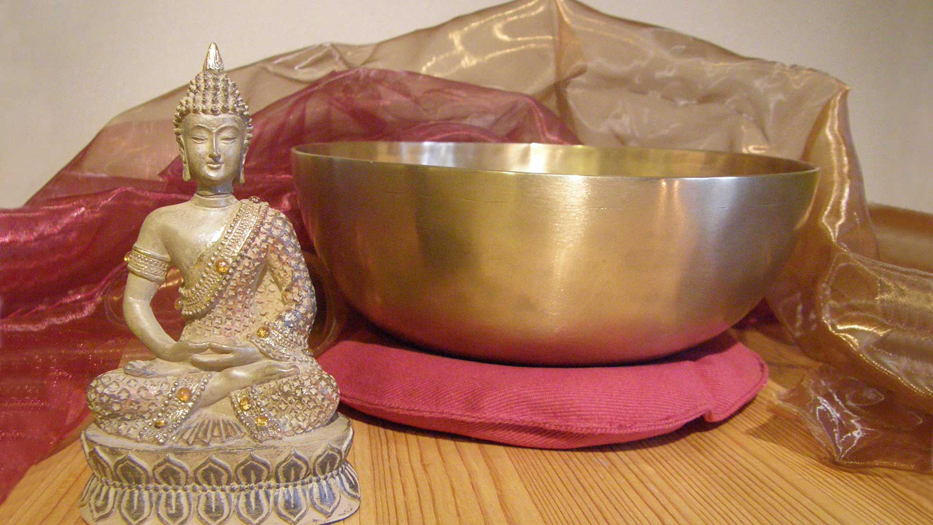 Buddha sitzt vor einer Klangschale